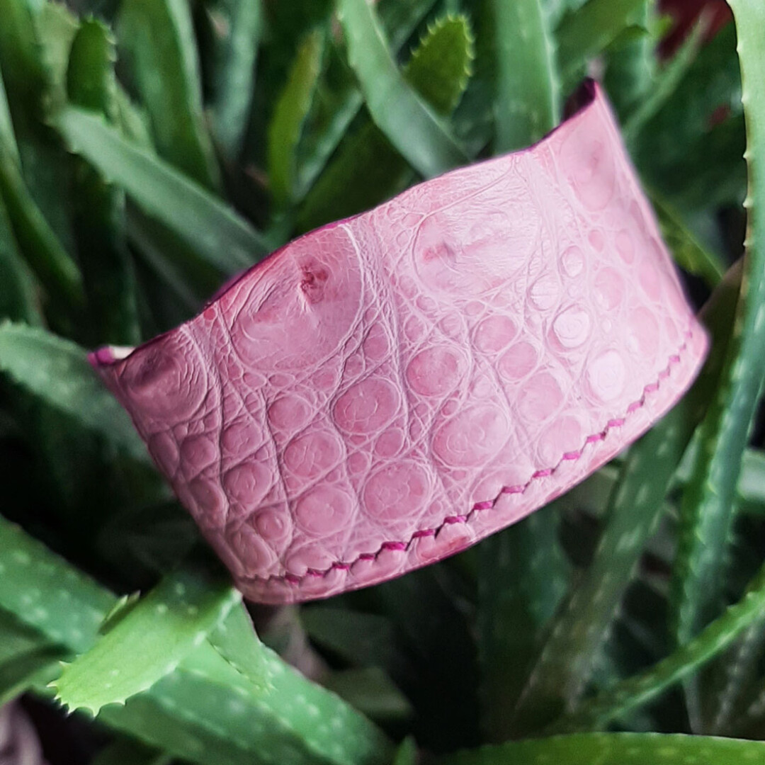 Bracelet rose en alligator. Détail du grain du cuir