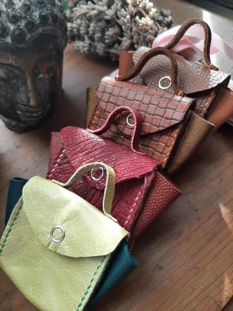 Petits sacs cousus main pour y glisser des écouteurs ou autres petits objets.
