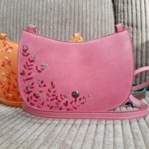 Sacs brodés à la main avec des motifs fleuris