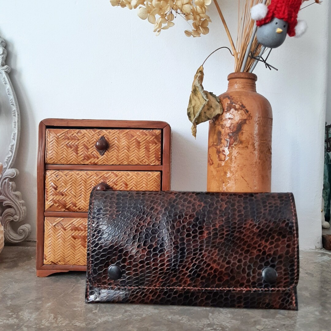 Pochette ou Compagnon Clareine de couleur marron noir, imitation lézard vernis
