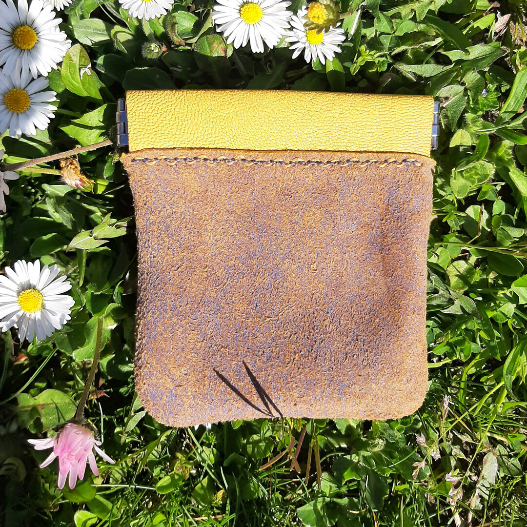 Porte monnaie clac clac en cuir chèvre souple velours aux reflets violet / jaune. Un charme fou pour ce porte-monnaie, bien pratique avec sa fermeture à cliquet qui fait clac ! Couture cousu main au point sellier avec un point fantaisie sur la couture.