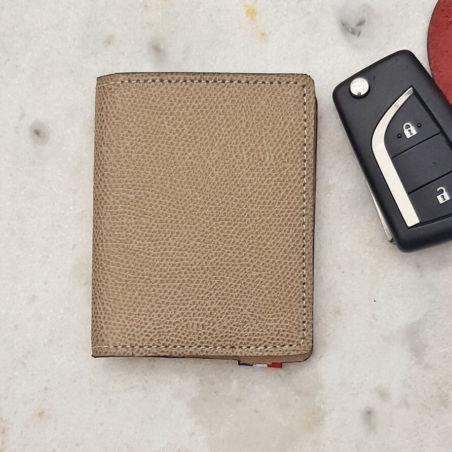 porte-cartes couleur marron glacé, cuir gaufré grainé