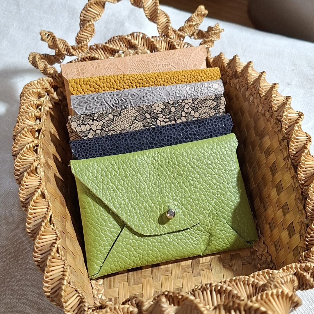 petites pochettes format enveloppes. Sans coutures. Se ferment par un bouton de col