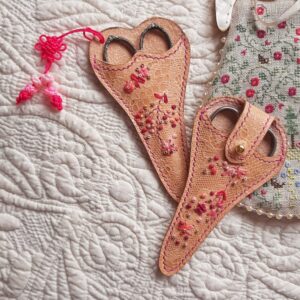 Etuis à ciseaux en cuir tannage végétal, brodé à la main de motifs floraux. Couture main au point sellier