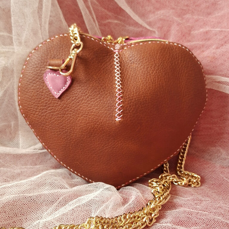 Sac en forme de cœur en cuir pull up marron grainé. Couture main au point sellier avec un fil de lin dégradé.