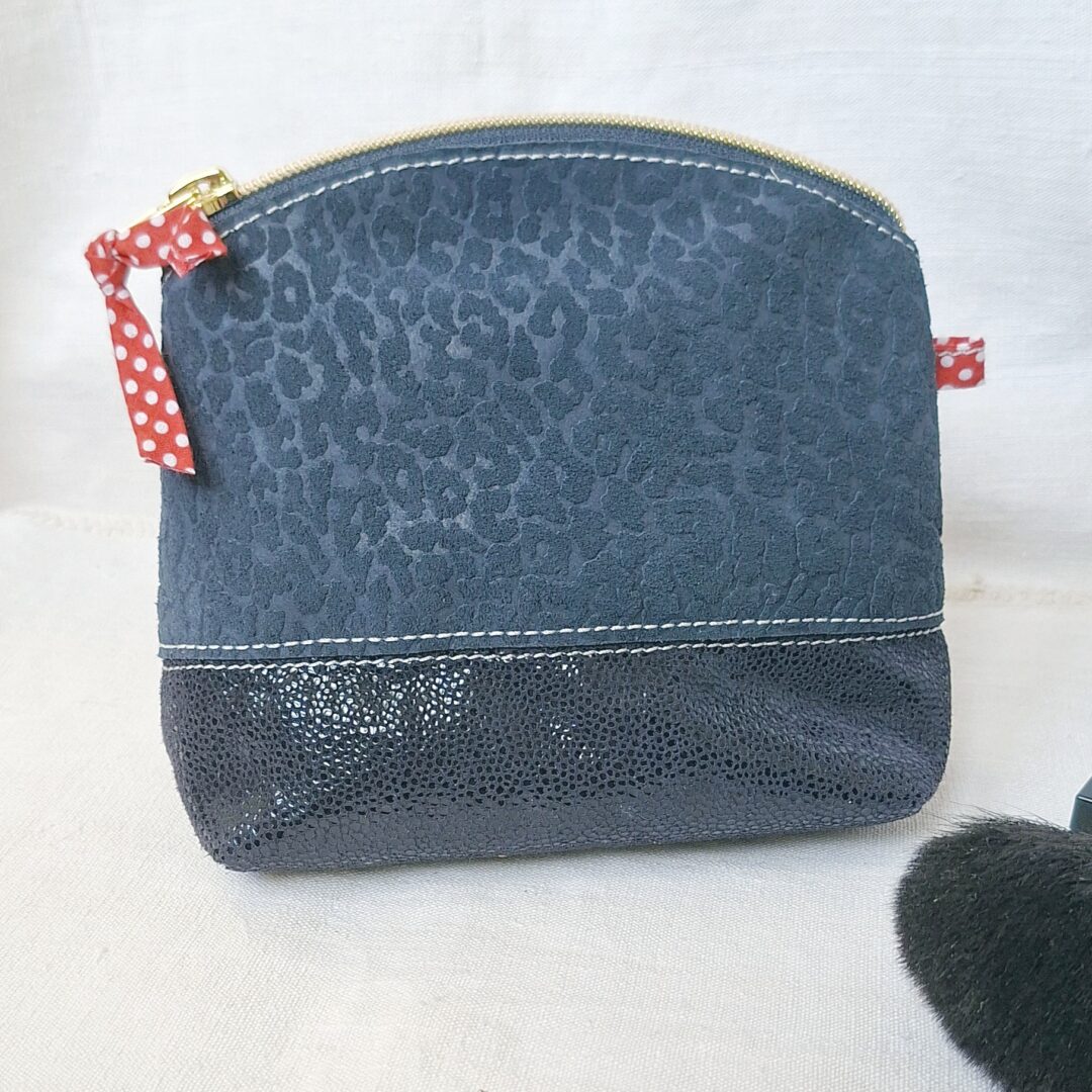 Trousse artisanale en cuir bleu marine avec cuir chèvre embossé motif panthère et bas en cuir imitation galuchat vernis