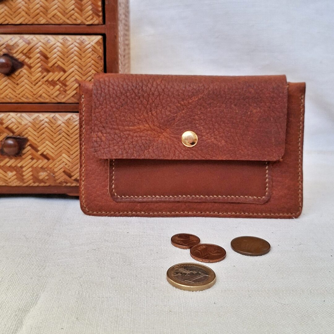 Porte-monnaie artisanal en cuir pleine fleur marron pull-up avec rabat et bouton pression doré