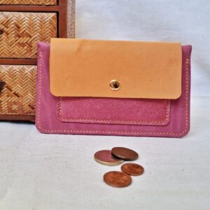 Porte-monnaie artisanal en cuir tannage végétal rose et orange avec rabat et bouton pression doré