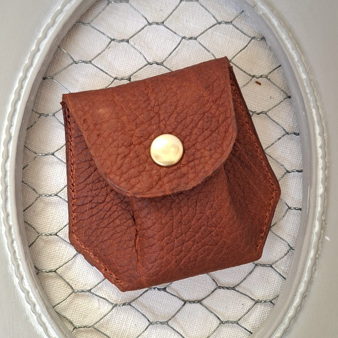 Porte-monnaie de forme hexagonal, cousu main au point sellier avec du fil de lin. Cuir marron pull-up