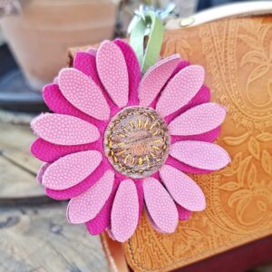 Porte-clés fleur en cuir rose fait main avec pétales texturés et anneau métallique chromé