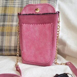 Pochette téléphone artisanale en cuir rose tannage végétal avec poche avant fantaisie et bandoulière chaîne dorée.