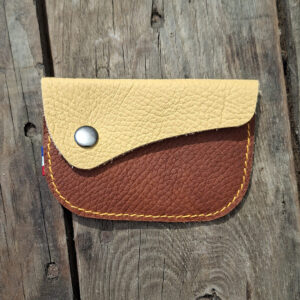 Porte-monnaie artisanal en cuir pleine fleur marron et jaune avec fermeture par bouton pression métallique et couture au point sellier jaune d'or.