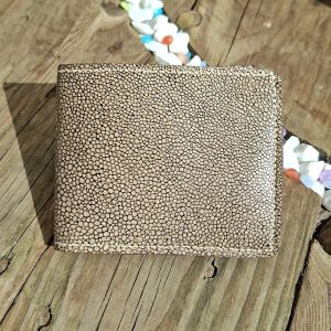 Portefeuille artisanal en cuir Epsom fermé, présenté à plat, avec finition marron et couture apparente