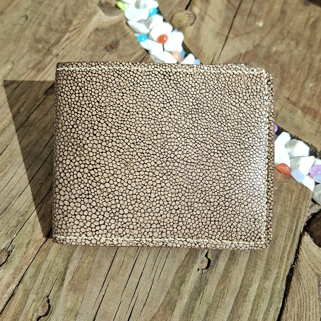 Portefeuille artisanal en cuir Epsom fermé, présenté à plat, avec finition marron et couture apparente