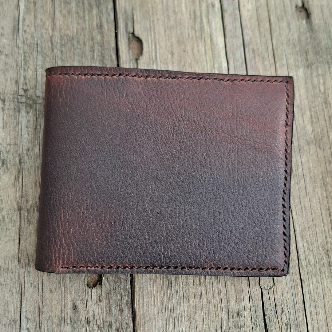 Portefeuille artisanal en cuir Pull Up marron foncé fermé, cousu main au point sellier