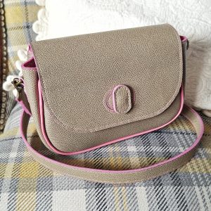 Sac bandoulière artisanal en cuir Epsom taupe et cuir d’agneau rose, cousu main