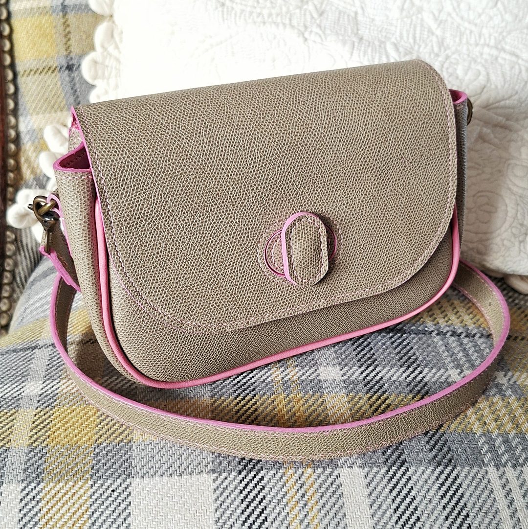 Sac bandoulière artisanal en cuir Epsom taupe et cuir d’agneau rose, cousu main